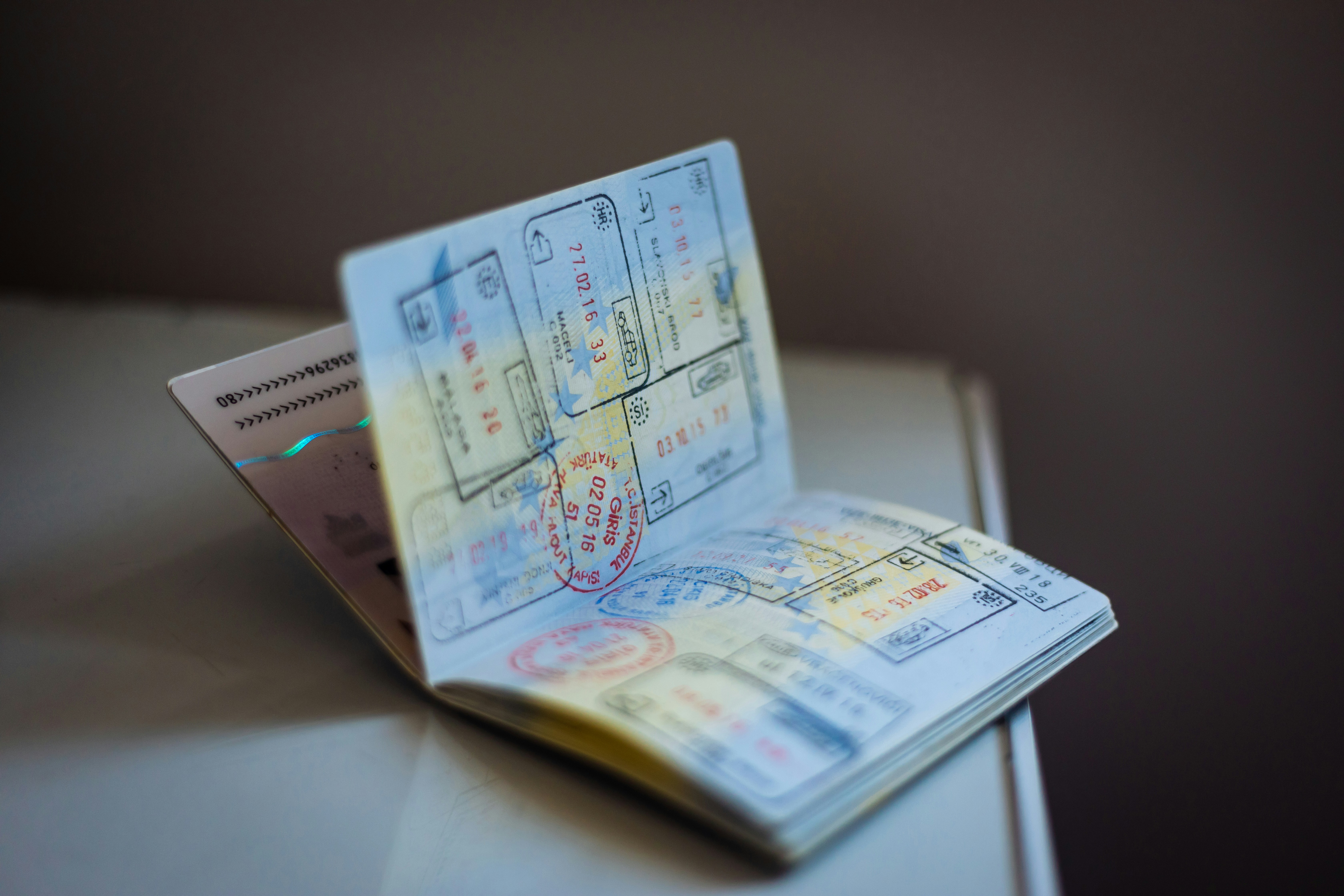 Pasaporte italiano sobre una mesa